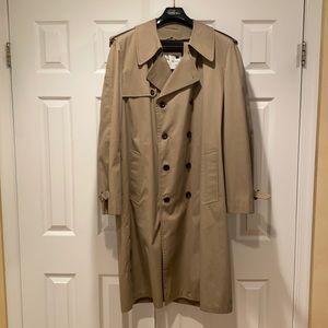 Stay dry in a London Fog men’s trench/rain coat